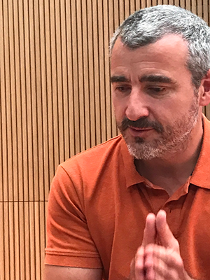 Grégoire Rey joint les mains en parlant à Marie Aline Charles