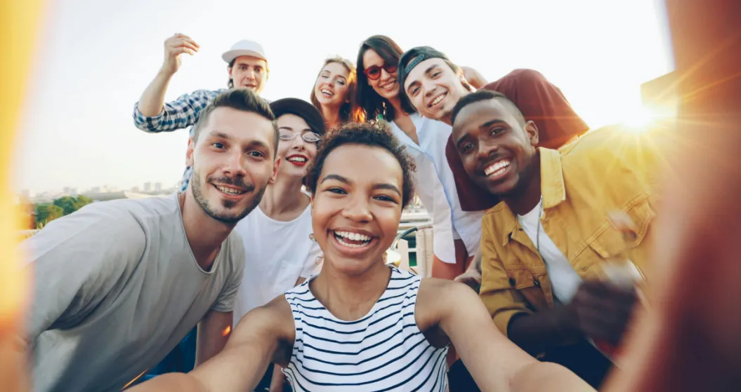 Photo de jeunes adultes en train de faire un selfie, photo de Vitaly Gariev Unsplash