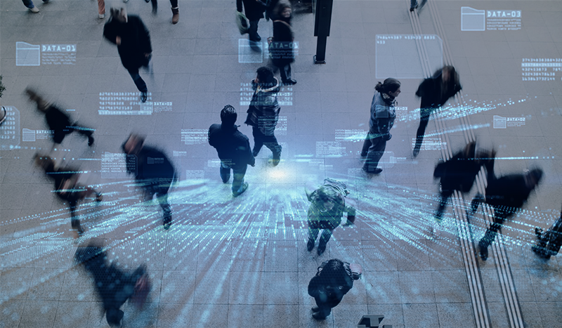 Photo de personnes avec des métadatas informatiques en transparence