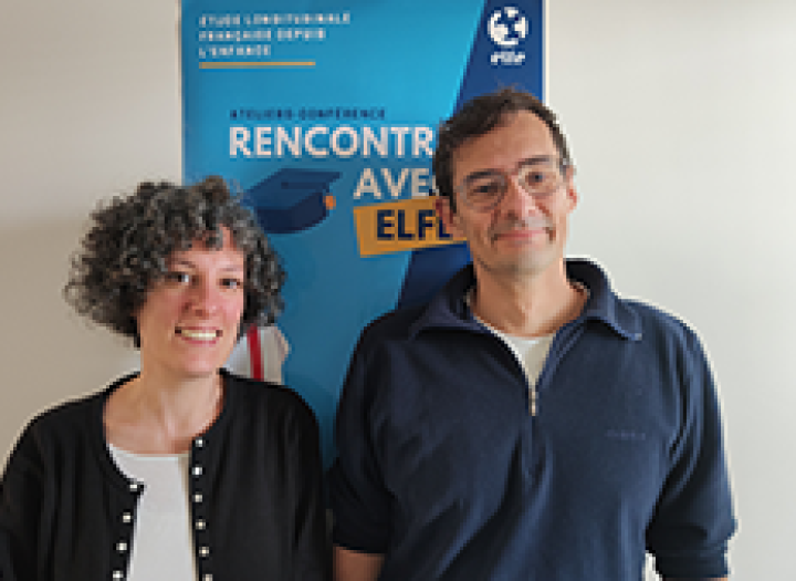 Iris Hourani et Thierry Siméon posent en souriant, devant une affiche de la cohorte Elfe